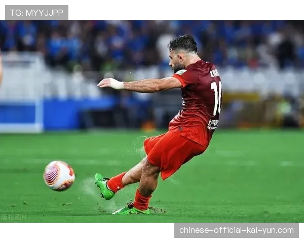 比赛因球迷向场内投掷杂物中断十分钟