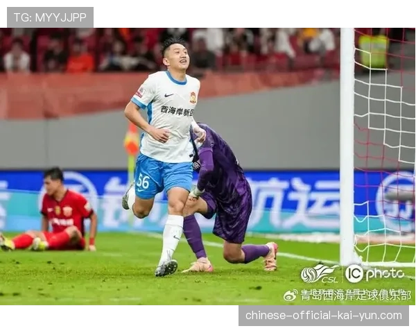 VAR长时间介入审核进球，焦点在于发起纵深直塞的球员是否处于越位位置